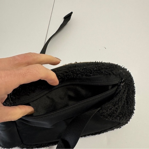 Lululemon Everywhere Fleece Belt Bag Black Gold Zipper Sherpa Crossbody - Picture 9 of 9